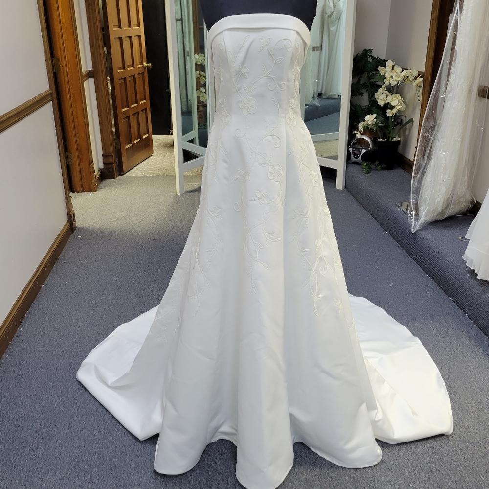 MODA BELLA WHITE WEDDING DRESS